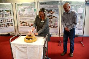 Nakrojením narozeninového dortu členové spolku Máš čas? symbolicky oslavili dvě dekády působení v Kopřivnici.
FOTO: DAVID MACHÁČEK