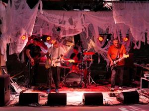 Panenské plameny vydaly druhou desku a vyrážejí na koncertní šňůru. O nadcházejícím víkendu budou koncertovat v Pardubicích a Brně.
FOTO: PANENSKÉ PLAMENY