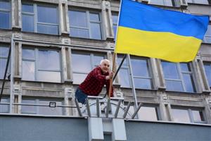Na budově kopřivnické radnice vlaje od minulého týdne modro-žlutá vlajka jako symbol podpory napadené Ukrajině. Obyvatelé, firmy, spolky a další instituce realizují sbírky a organizují další pomoc.
FOTO: DAVID MACHÁČEK