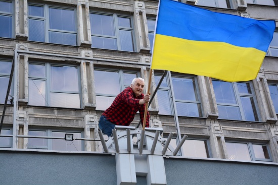 Na budově kopřivnické radnice vlaje od minulého týdne modro-žlutá vlajka jako symbol podpory napadené Ukrajině. Obyvatelé, firmy, spolky a další instituce realizují sbírky a organizují další pomoc.
FOTO: DAVID MACHÁČEK