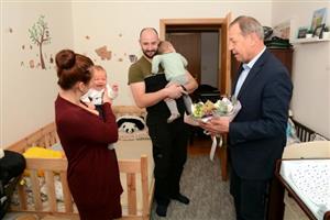 Starosta Miroslav Kopečný navštívil minulý týden prvního letošního občánka města Šimona Štěrbu a jeho rodiče.
FOTO: DAVID MACHÁČEK
