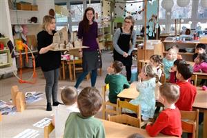 Děti z Mateřské školy Francouzská mají možnost účastnit se pilotního běhu vzdělávacího programu o architektuře.
FOTO: DAVID MACHÁČEK