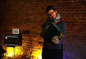 Původně neohlášeným hostem benefičního koncertu Živé Mandaly v Galerii Galaxie byl písničkář a hudební experimentátor Tomáš Háček.
FOTO: DAVID MACHÁČEK