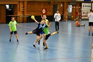 Jedno z družstev ZŠ E. Zátopka (s míčem) vyhrálo třetí turnaj letošního ročníku soutěže žáků prvního stupně základních škol v miniházené.
FOTO: KRISTINA ČABLOVÁ