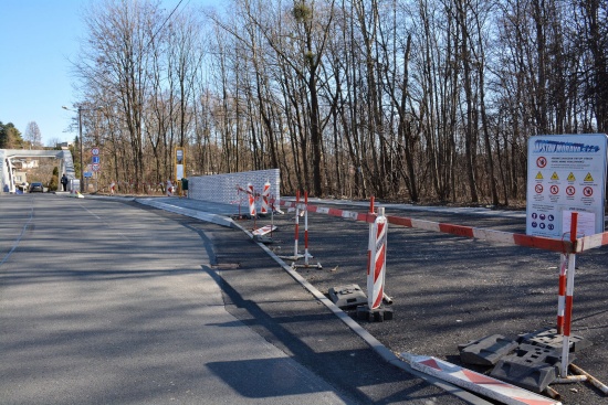 Stavební práce na dokončení kontejnerového stání se rozjedou v závislosti na počasí. Nově zde vznikne také pět parkovacích míst.
FOTO: DANA HOĎÁKOVÁ