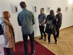 Vernisáž výstavy Kostky jsou vrženy proběhla na půdě Vily Machů minulou sobotu odpoledne. Výtvarný projekt Hany Petrové zde bude k vidění až do neděle.
FOTO: DAVID MACHÁČEK