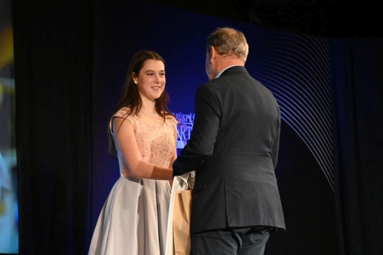 Kopřivnická atletka Adéla Tkáčová obdržela za své mimořádné sportovní výkony od starosty města Miroslava Kopečného speciální cenu.
FOTO: KRISTINA ČABLOVÁ