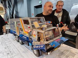 Slovenský modelář Marek Kassa svůj výjimečný model T815 GTC předvedl před instalací v muzeu i účastníkovi slavné expedice Karlu Valchařovi.
FOTO: DAVID MACHÁČEK
