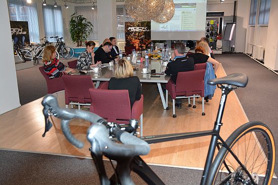 Komise Zdravého města se v minulém týdnu nesešla k jednání v prostorách radnice, ale využila pozvání místní firmy BikeFun.
FOTO: IVANA HOLUBOVÁ
