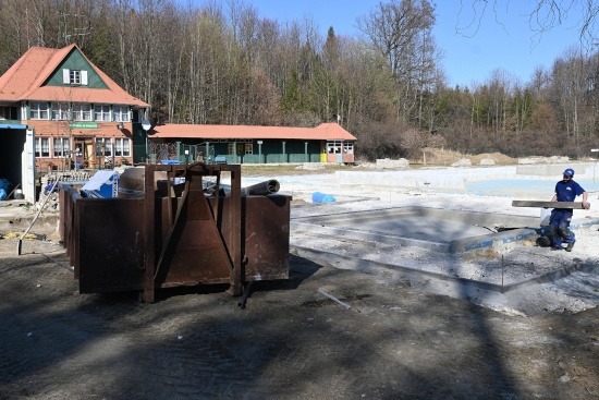 Pokračují práce na rekonstrukci libotínského koupaliště. Zároveň běží jednání o formě jeho budoucího provozování. Jednou z variant je i fungování pod hlavičkou Správy sportovišť Kopřivnice.
FOTO: DAVID MACHÁČEK
