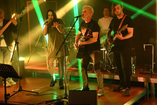 Kmotrem alba Lenky Hrůzové a LoGarytmů je František Černý z kapely Čechomor.
FOTO: DAVID MACHÁČEK