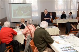 V rámci domovní schůze se obyvatelé domu s byty zvláštního určení číslo 650 mohli seznámit s návrhem úprav zahrady, které budou realizovány ještě letos.
FOTO: DAVID MACHÁČEK