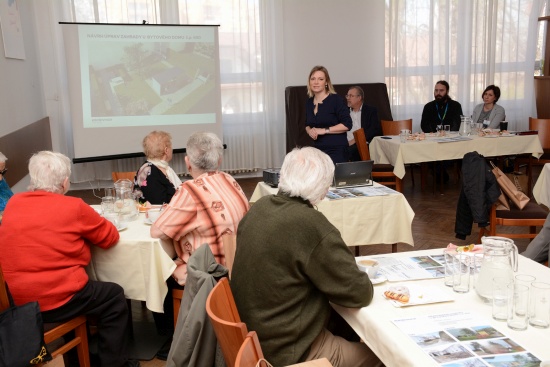 V rámci domovní schůze se obyvatelé domu s byty zvláštního určení číslo 650 mohli seznámit s návrhem úprav zahrady, které budou realizovány ještě letos.
FOTO: DAVID MACHÁČEK