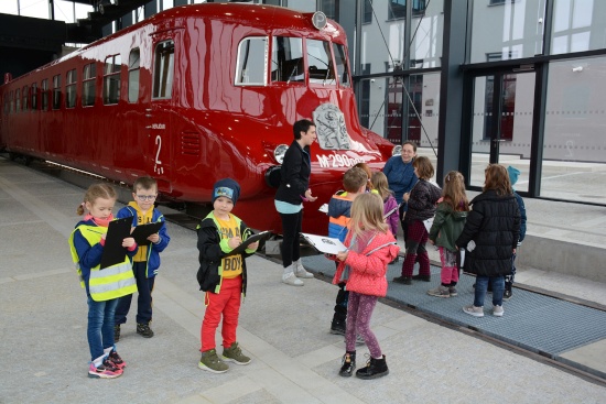 Děti z několika kopřivnických mateřských škol na vlastní kůži otestovaly prohlídkový program ve výstavním pavilonu Slovenské strely. Další prohlídky budou na podzim
FOTO: D. MACHÁČEK