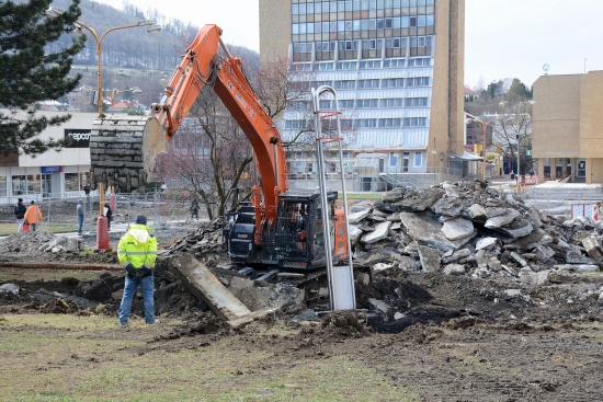 V centru města vrcholí fáze demoličních prací. Následovat by měla instalace inženýrských sítí a budování základů připravovaných staveb. Průchod staveništěm bude omezen pouze na úzký koridor.
FOTO: DAVID MACHÁČEK