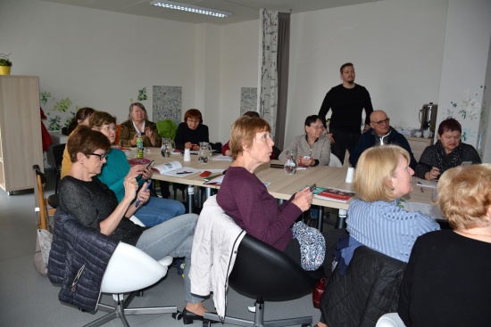 Senioři se v rámci kurzu učili, jak ovládat chytré mobily i tablety. Obdobný kurz chce město ve spolupráci s Moudrou sovičkou připravit i na podzim.
FOTO: DANA HOĎÁKOVÁ