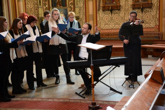 Ženský pěvecký sbor Cantus venuste při svém prvním vystoupení před domácím publikem uvedl i několik autorských skladeb svého sbormistra Jiřího Najvara.
FOTO: D. MACHÁČEK