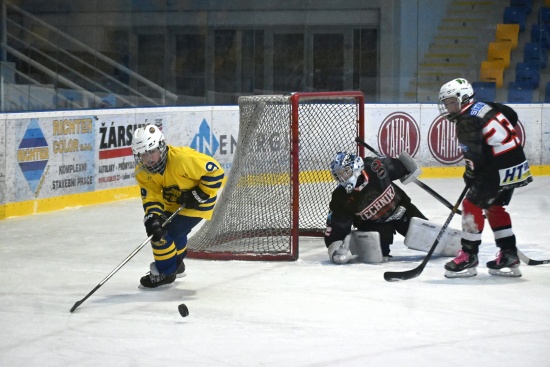 Kopřivničtí hokejisté 5. tř. (ve světlém dresu) proti vítězi celého turnaje Technice Brno neuhráli ani bod, celkově ale skončili třetí.
FOTO: KRISTINA ČABLOVÁ