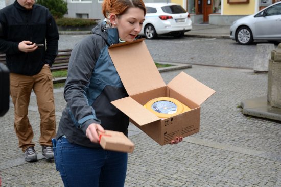 Součástí vybavení ze sbírky zakoupené sanitky je i nový přenosný defibrilátor, na který se lidé složili během dvou dnů.
FOTO: DAVID MACHÁČEK