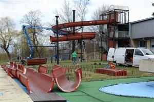 Pracovníci vybrané firmy v minulém týdnu demontovali dosloužilý tobogán na kopřivnickém koupališti. Důvodem jeho avizované likvidace byl technický stav, který neumožňoval bezpečné provozování atrakce.
FOTO: DAVID MACHÁČEK