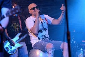 Tři sestry v čele se zpěvákem Lou Fanánkem Hagenem svou dryáčnickou poetikou potěšily vyprodaný kulturní dům.
FOTO: DAVID MACHÁČEK