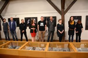 Místní neformální skupina nadšených fotografů vystavuje své práce v podkroví Muzea Fojtství na akci nazvané Třetí salón kuřpivnických fotografů.
FOTO: DAVID MACHÁČEK