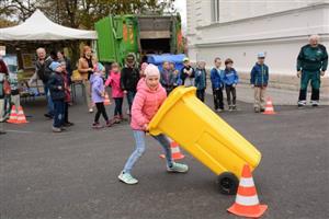 V sadu E. Beneše proběhl v pondělí 25. dubna program ke Dni Země. Dopolední program patřil především školám a školkám, odpoledne bylo věnováno široké veřejnosti.
FOTO: DAVID MACHÁČEK