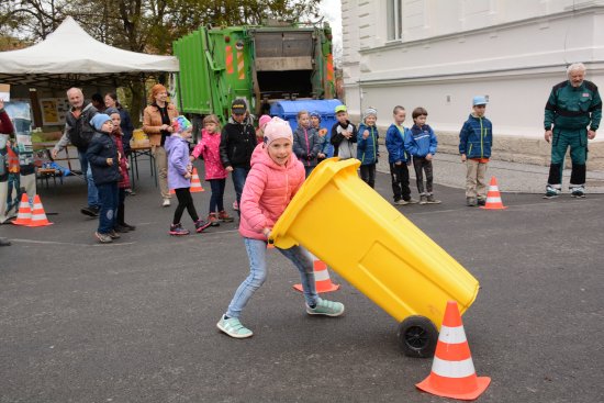 V sadu E. Beneše proběhl v pondělí 25. dubna program ke Dni Země. Dopolední program patřil především školám a školkám, odpoledne bylo věnováno široké veřejnosti.
FOTO: DAVID MACHÁČEK