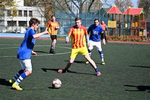 Tým Ďábelská Jelita (v pruhovaných dresech) porazil nováčka v soutěži Jasenici vysoko 8:2. Na této výhře se hattrickem podílel Adam Hanus.
FOTO: KRISTINA ČABLOVÁ