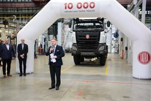 Desetitisící tatrovku vyrobenou v místní automobilce od jejího převzetí českými majiteli vyprovodil do světa mimo jiné i ředitel podniku Pavel Lazar.
FOTO: DAVID MACHÁČEK