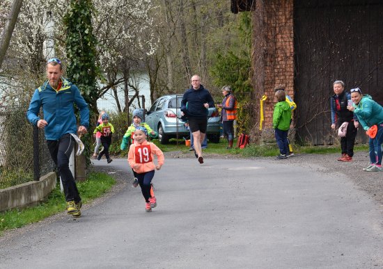 Vlčovjanská čtyřka byla závodem pro všechny věkové kategorie. Jako první se na start postavili nejmenší běžci. Akce je součástí projektu Zátopek 100.
FOTO: DANA HOĎÁKOVÁ