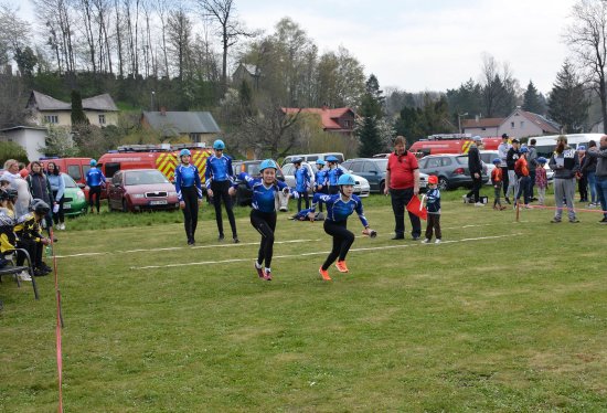 Soutěž ve štafetě dvojic, která je součástí Floriánek Cupu, vyhrálo v Lubině v kategorii staršího dorostu družstvo Mniší A (na snímku). 
FOTO: DANA HOĎÁKOVÁ