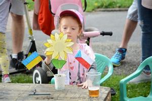 Příjemnou atmosféru, hudbu, jídlo i tvořivé dílny pro děti si na nedělní Slavnosti slunečnic užívaly stovky lidí. 
FOTO: DAVID MACHÁČEK