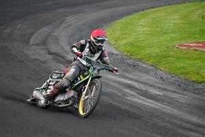 Kopřivnickým plochodrážníkům Radku Bambuchovi a Jakubu Sazovskému se na domácím ovále příliš nevedlo, skončili až v závěru výsledkové listiny.
FOTO: KRISTINA ČABLOVÁ