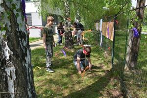 V Centru Pětka, kde se v pátek 13. května konala v rámci Týdne pro rodinu akce s názvem Šťastný pátek, čekaly na děti různé úkoly. Jedním z nich bylo slovně provést bludištěm svého kamaráda. 
FOTO: DANA HOĎÁKOVÁ