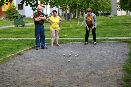 Letos poprvé měli senioři možnost setkat se při pétanquu. Při hře, kterou hráli téměř všichni poprvé.
FOTO: DANA HOĎÁKOVÁ