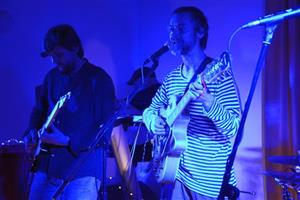 Bratři Orffové minulou sobotu vyprodali společenský sál Vily Machů. Krnovská alternativní kapela v Kopřivnici zahrála poprvé a slavila úspěch.
FOTO: DAVID MACHÁČEK