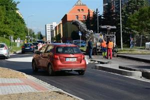 Na začátku tohoto týdne se doprava na ulici Obránců míru přenesla na nově vybudovanou okružní křižovatku. Její druhá polovina vzniká v těchto týdnech. Dokončena má být do konce června.
FOTO: DAVID MACHÁČEK