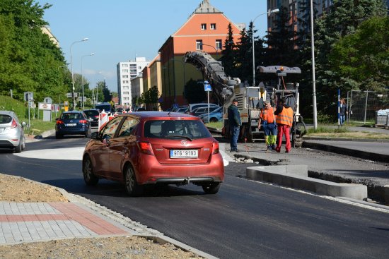Na začátku tohoto týdne se doprava na ulici Obránců míru přenesla na nově vybudovanou okružní křižovatku. Její druhá polovina vzniká v těchto týdnech. Dokončena má být do konce června.
FOTO: DAVID MACHÁČEK
