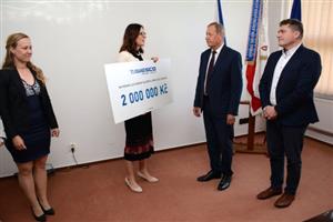 V pátek 20. května došlo k oficiálnímu předání dvoumilionového daru společnosti Tawesco, který má Kopřivnici pomoci řešit rozšíření kapacity mateřských škol.
FOTO: DAVID MACHÁČEK