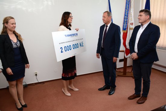 V pátek 20. května došlo k oficiálnímu předání dvoumilionového daru společnosti Tawesco, který má Kopřivnici pomoci řešit rozšíření kapacity mateřských škol.
FOTO: DAVID MACHÁČEK