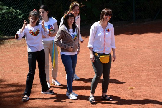 Oslava Dne vyšyvanky, kterou si zorganizovali zdejší uprchlíci z Ukrajiny, proběhla s dvoudenním zpožděním v areálu volejbalových kurtů.
FOTO: DAVID MACHÁČEK