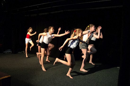 Tanečnice ze ZŠ sv. Zdislavy si na kulturně-dramatické soutěži věnované Emilu Zátopkovi vytančily první místo v mladší kategorii s choreografií na píseň kapely Mirai.
FOTO: K. HOLUBOVÁ