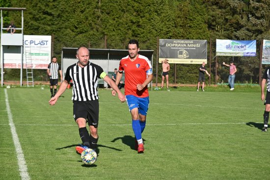 Dva kapitáni u míče, ten vlčovický (vpravo) Lukáš Polášek skóroval minulý týden v obou domácích zápasech, a zajistil tak zisk aspoň dvou bodů.
FOTO: KRISTINA ČABLOVÁ