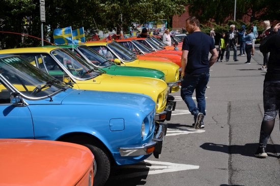 Skoro tři desítky vozů Škoda 110 R byly minulou sobotu k vidění před kopřivnickou radnicí.
FOTO: DAVID MACHÁČEK