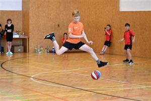 Matěj Filip ze ZŠ Mniší se akrobaticky vyhýbal střelám žáků ZŠ Lubina, ti ho ale nakonec vybili a slavili celkové vítězství v turnaji. 
FOTO: KRISTINA ČABLOVÁ