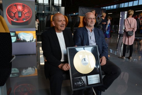 Designér Jiří Španihel (vlevo) dostal na vernisáži své aktuální výstavy od přátel zlatou desku za 70 tisíc realizovaných designérských nápadů.
FOTO: DAVID MACHÁČEK