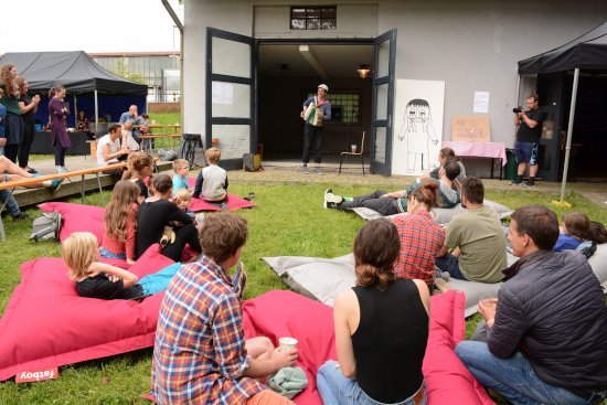 Příznivci alternativní kultury si v prostorách okolo Galerie Galaxie užili sobotní MNDL Fest s výstavou, divadlem i několika koncerty.
FOTO: DAVID MACHÁČEK