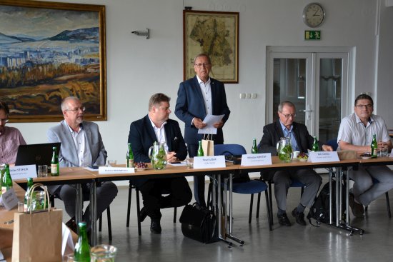 Před týdnem se poprvé sešli členové Komise pro strategický rozvoj, aby zahájili práce na tvorbě nového strategického plánu na další období.
FOTO: DANA HOĎÁKOVÁ