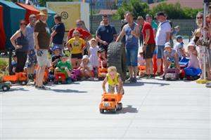 První sraz plastových tatrovek, který se uskutečnil minulou neděli v rámci oslav Dne otců, přilákal na 50 soutěžních týmů.
FOTO: DAVID MACHÁČEK